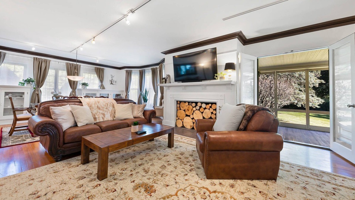 Geneva House | - Fully-Equipped Condo - King Bed - Massive yard -