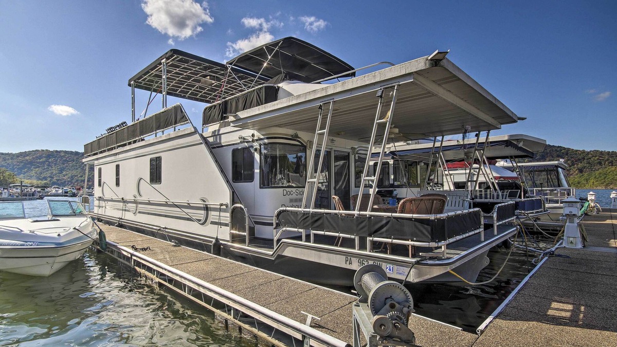 Havre De Grace Boat Rental | Fully Equipped Docked Houseboat at Log Pond Marina in Havre de Grace, MD.