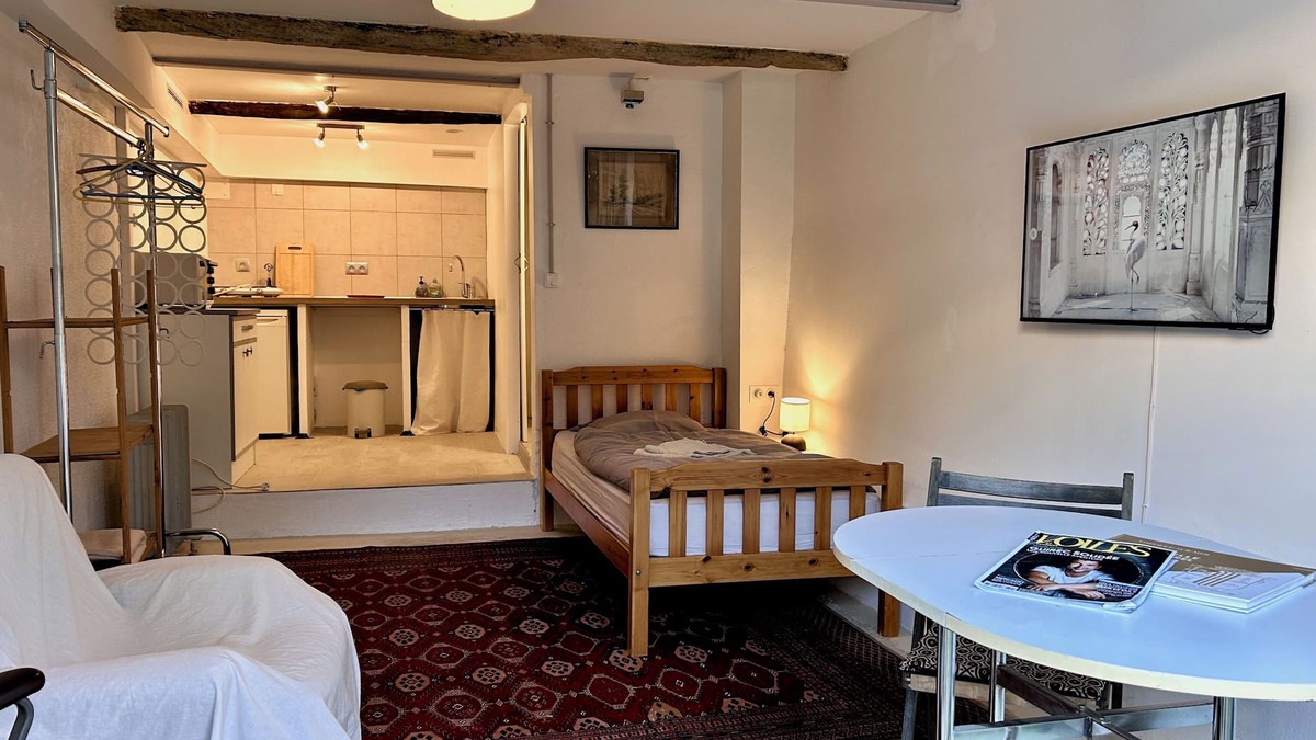 Magagnosc Bed & Breakfast | Fully equipped room in village apartment