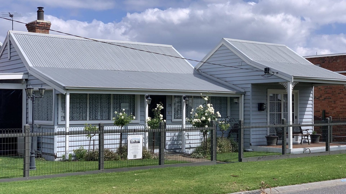 Tooradin House | Fully equipped Seaside Home on the foreshore. 4 Bedrooms. Popular location.