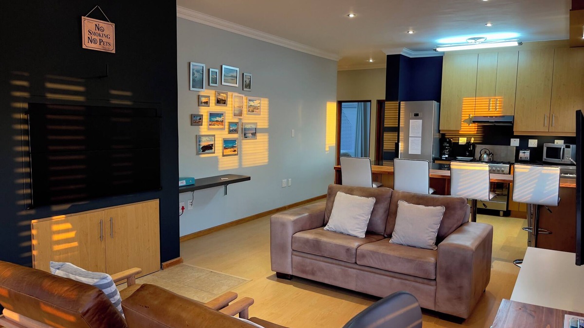 De Kelders Apartment | Fully equipped self-catering apartment steps away from ocean.