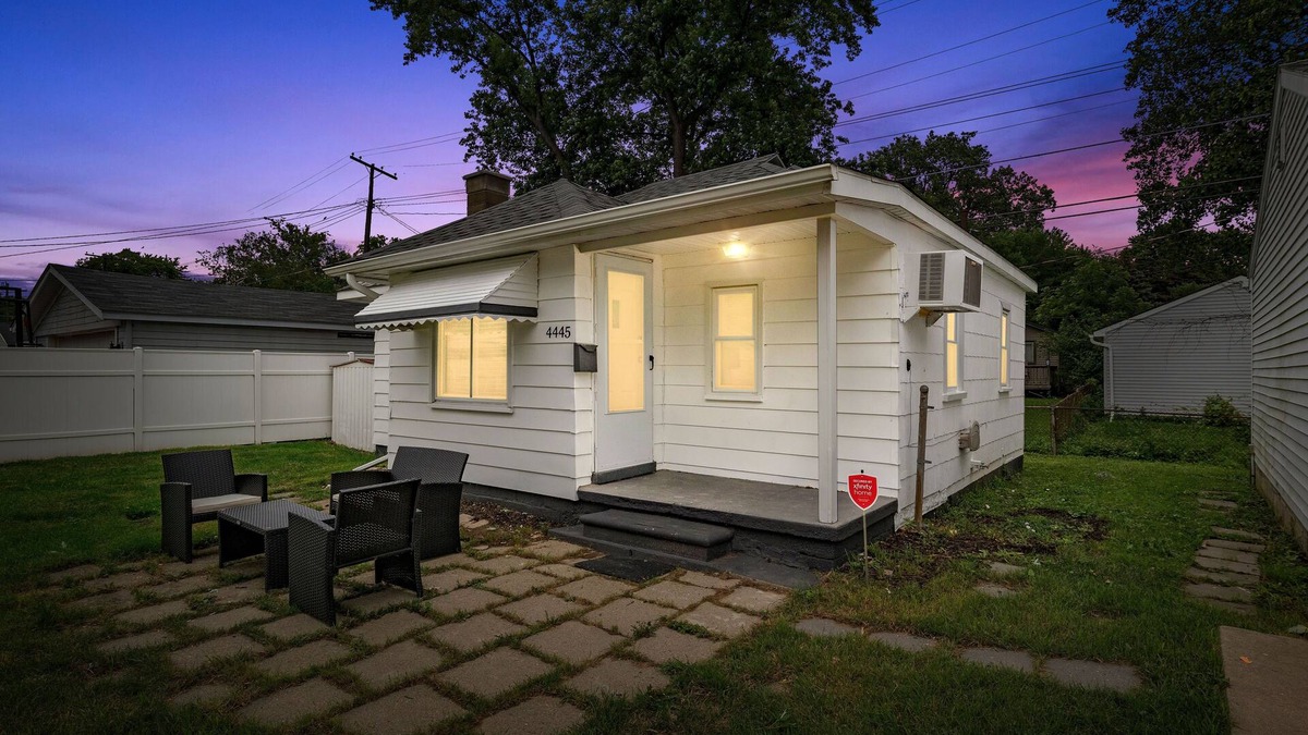 Wayne County House | Fully equipped 2br retreat (Entire House)