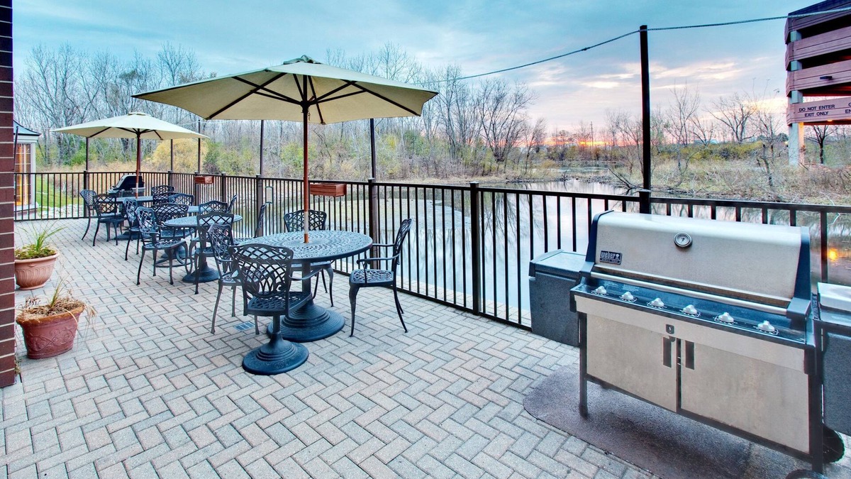 Oakbrook Terrace Apartment | Fully-Equipped Suite | Gym Access