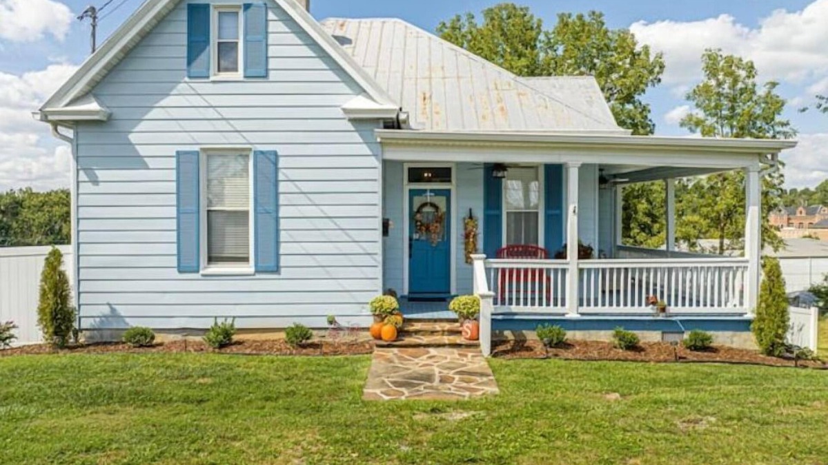 Abingdon House | Fully fenced, 1/2 acre, dog friendly in downtown Abingdon!