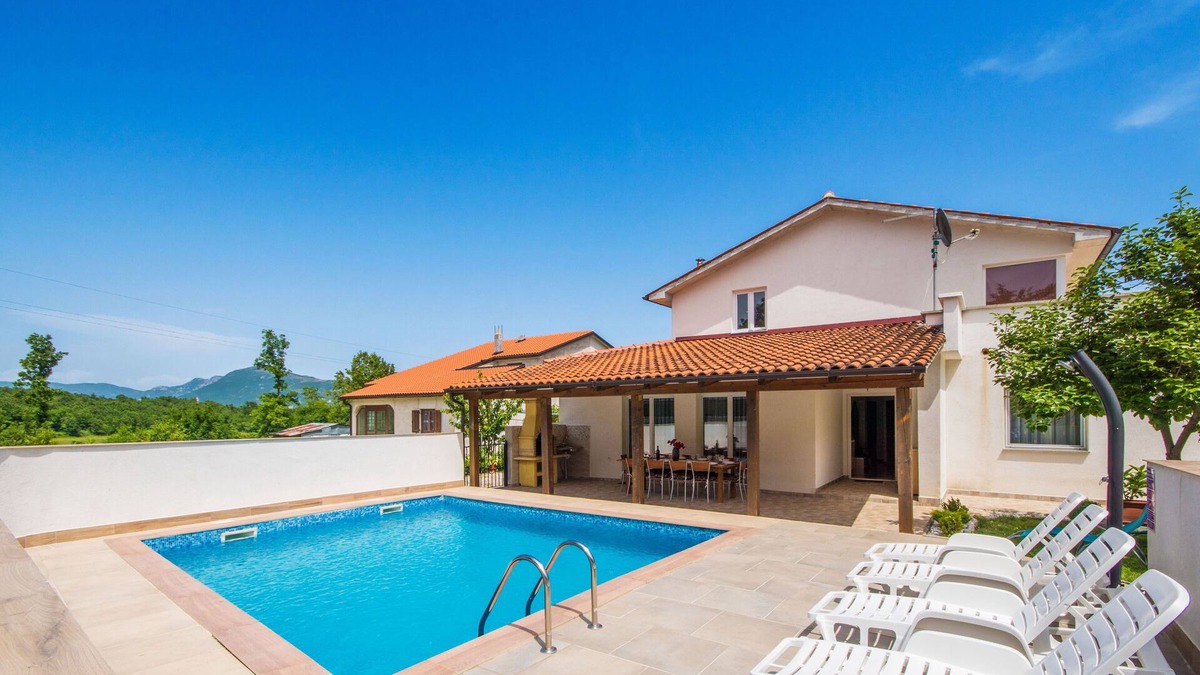 Ripenda Verbanci Villa | Fully fenced private pool villa