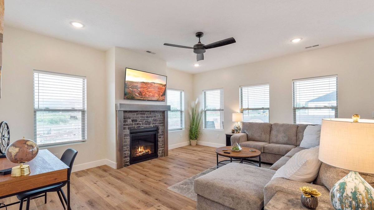 Cedar City House | Fully Fenced Yard-Dog Friendly | 2 King | 4 Twin | Summer Games!