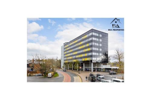 Bracknell Apartment | Fully Furnished 2 Bed 2 Bath City Centre Luxury Apartment - Free Parking but reservation needed - Pets Allowed