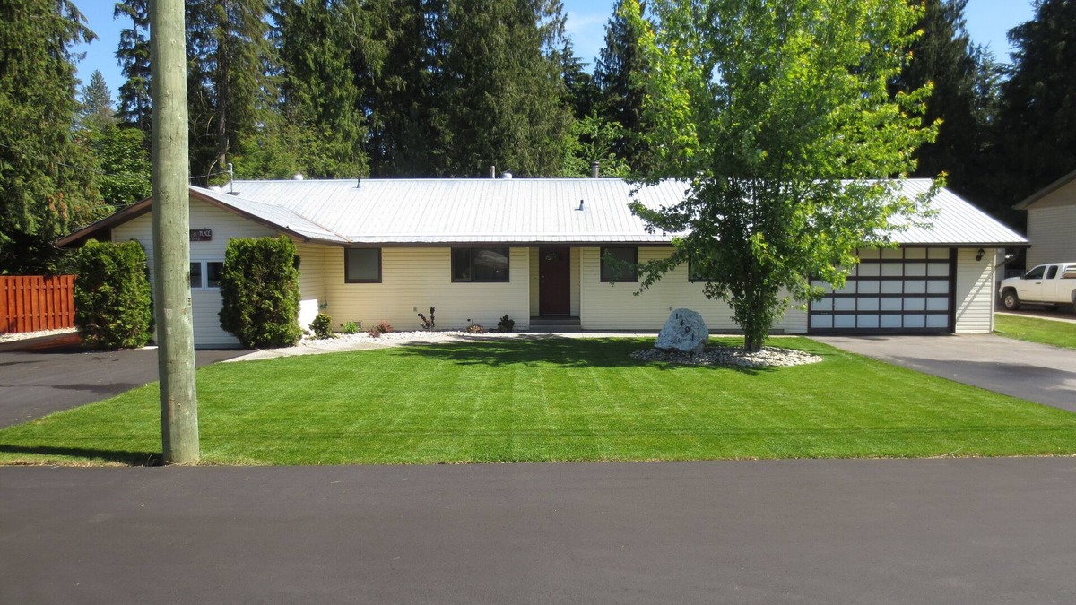 Sicamous House | Fully Furnished, 2000 Square Foot Rancher Style Home, With Air Conditioning