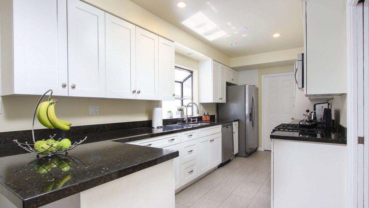 Chatsworth House | Fully furnished, 2050 Sq foot 4 bedroom, dining, large living room,den&Jacuzzi