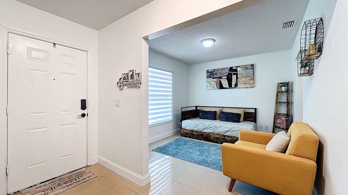 Bloomingdale House | Fully Furnished 4BR Home w/A/C Wi-Fi, Free Parking – Quiet Near Tampa