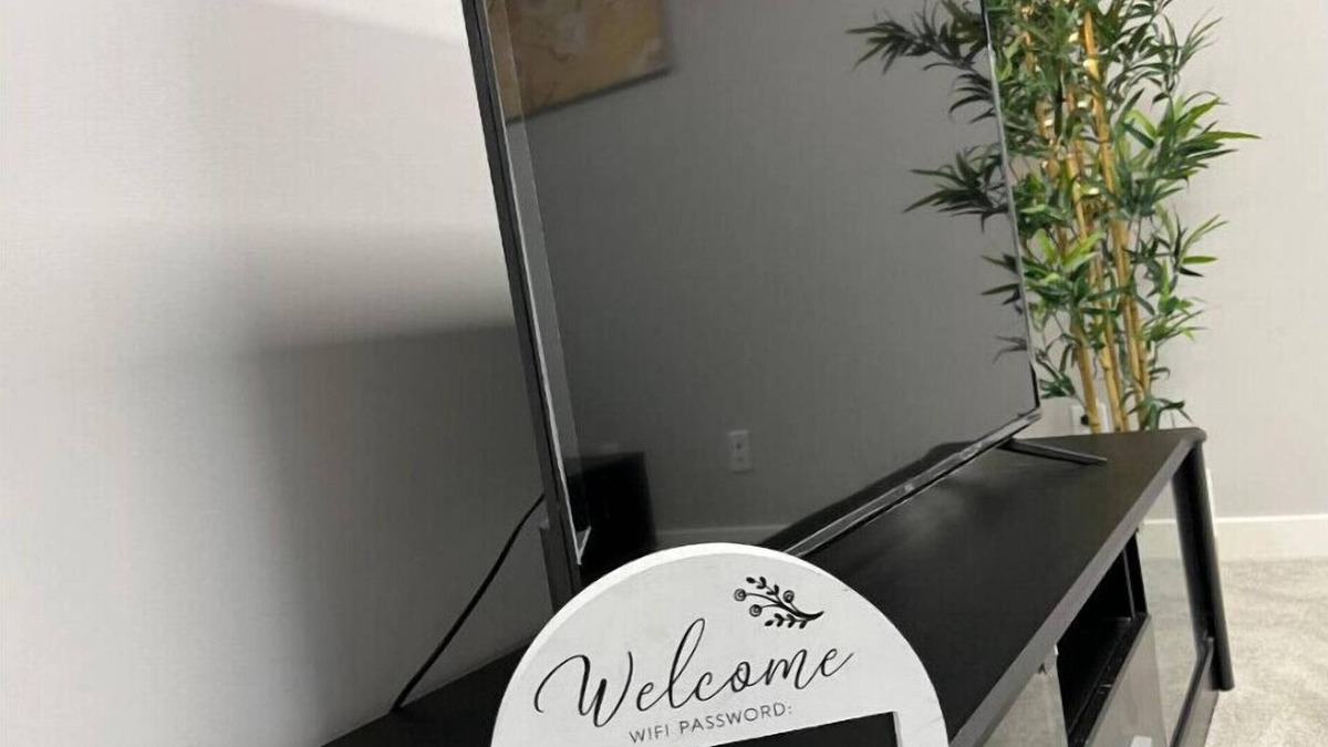 Transcona House | Fully Furnished Basement Suite