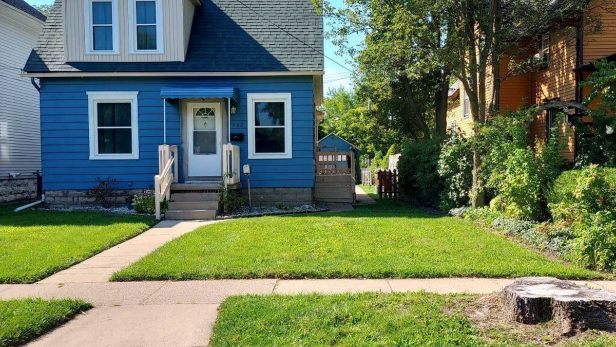 Monroe Apartment | FULLY furnished, clean, cozy ,1 Bedroom Duplex in Downtown Monroe, MI