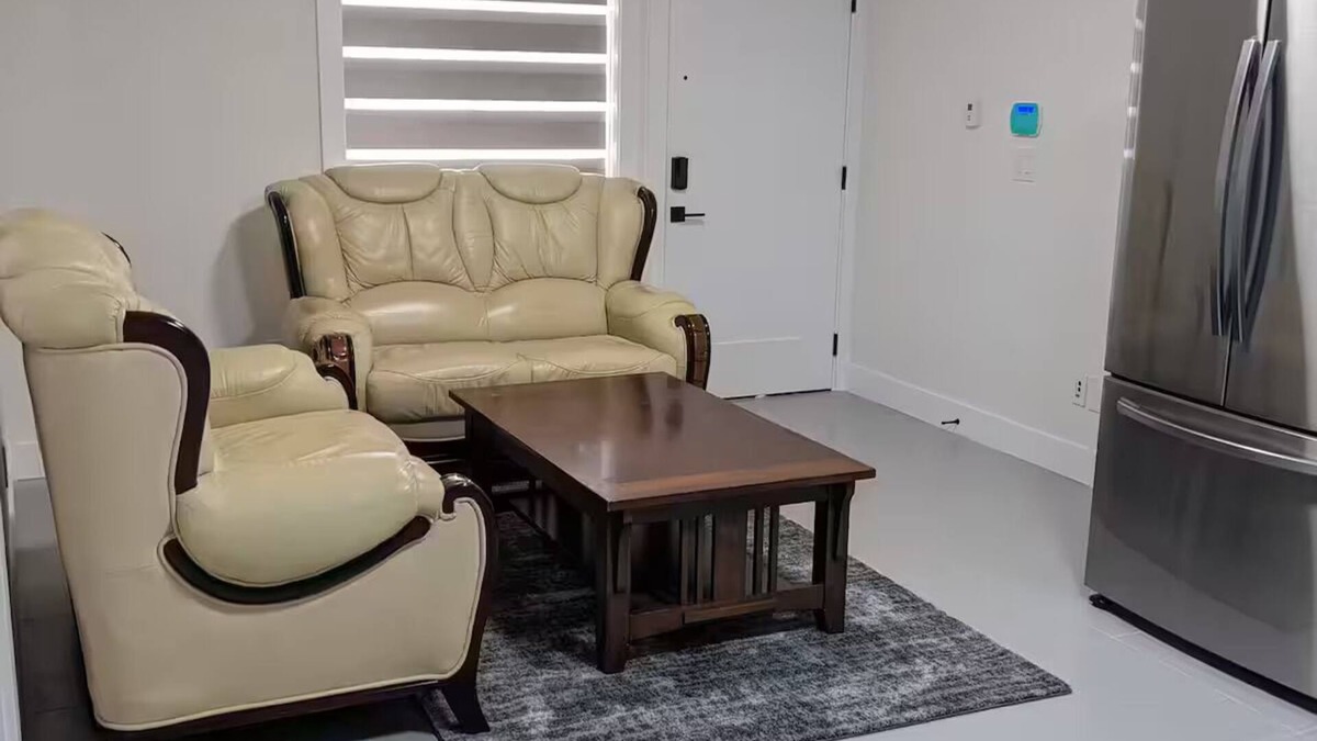 Surrey House | Fully Furnished Holiday Rental