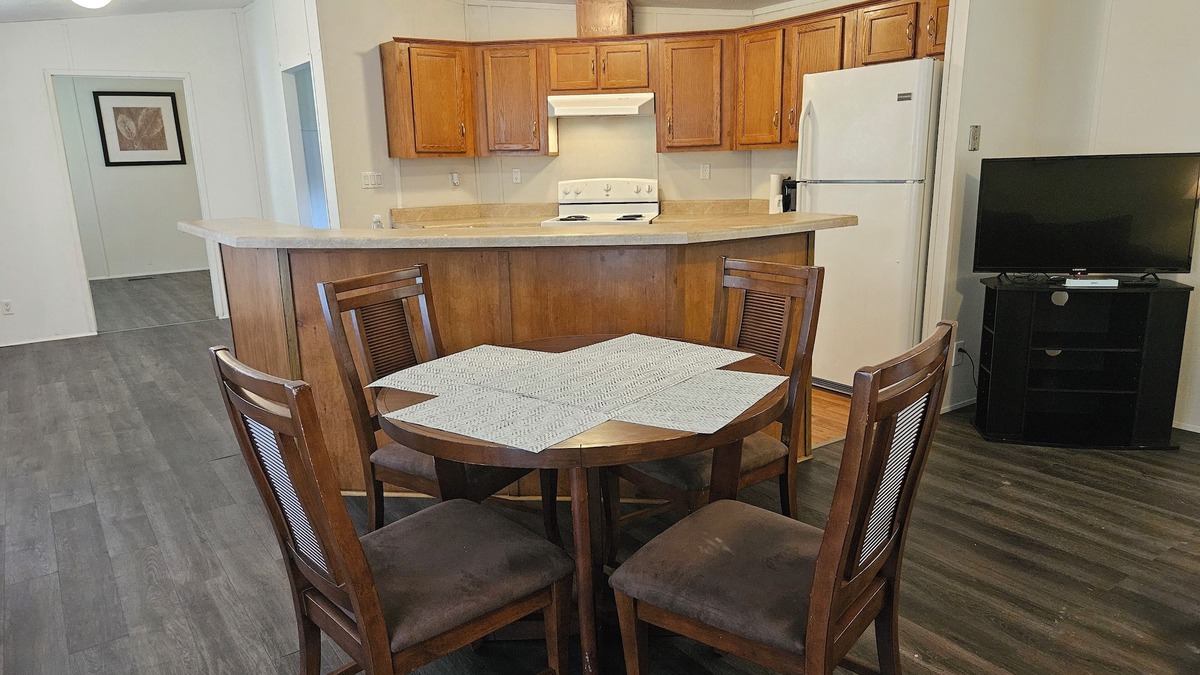 Voth House | Fully Furnished Home near Orange and near Beaumont - All Utilities Included
