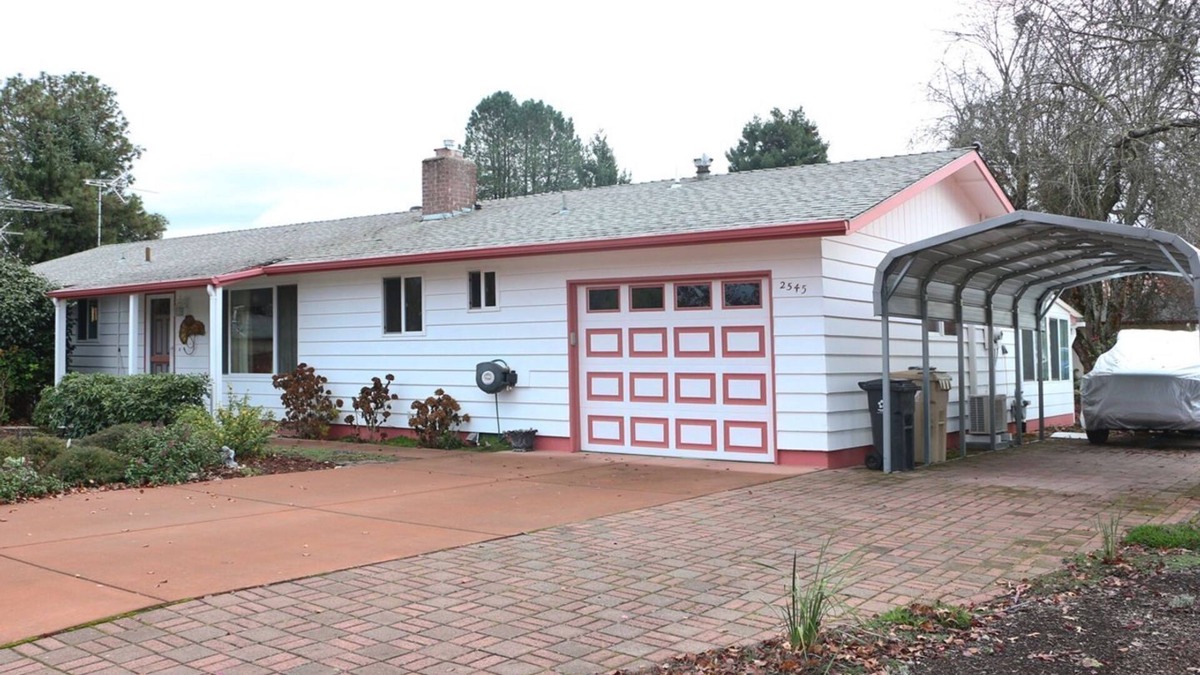 Corvallis House | Fully Furnished Home in a Quiet Neighborhood with an Amazing Garden
