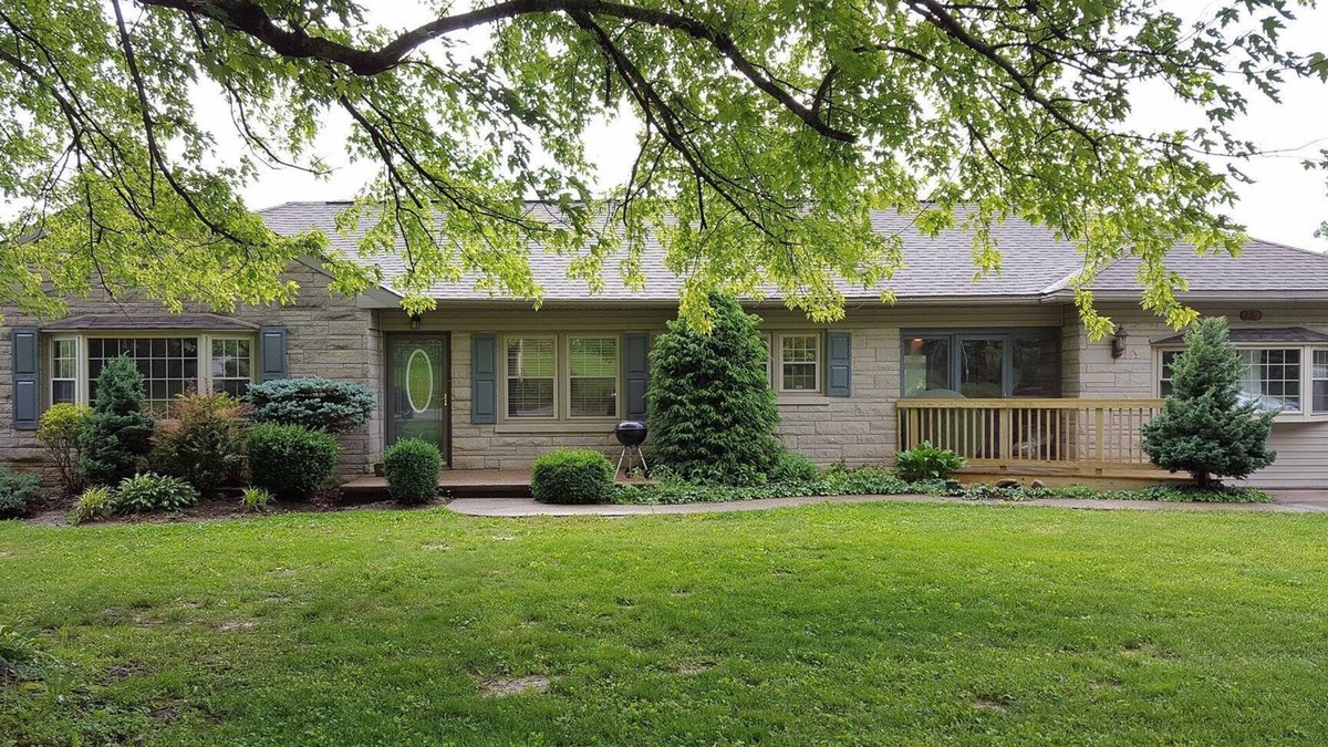 English House | Fully furnished house sits on Lucas Oil Golf Course
