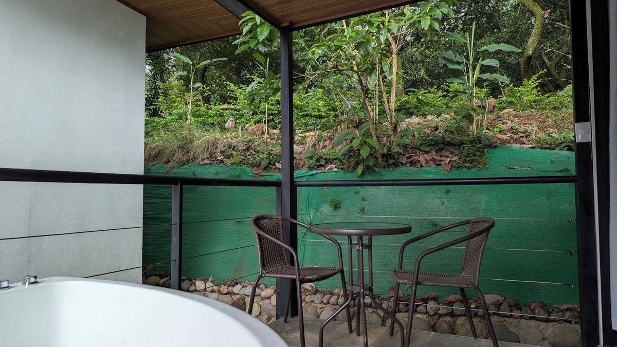 San Jose Cabin | Fully furnished lodges with hot tub in Atenas - WiFi, trails, nature.