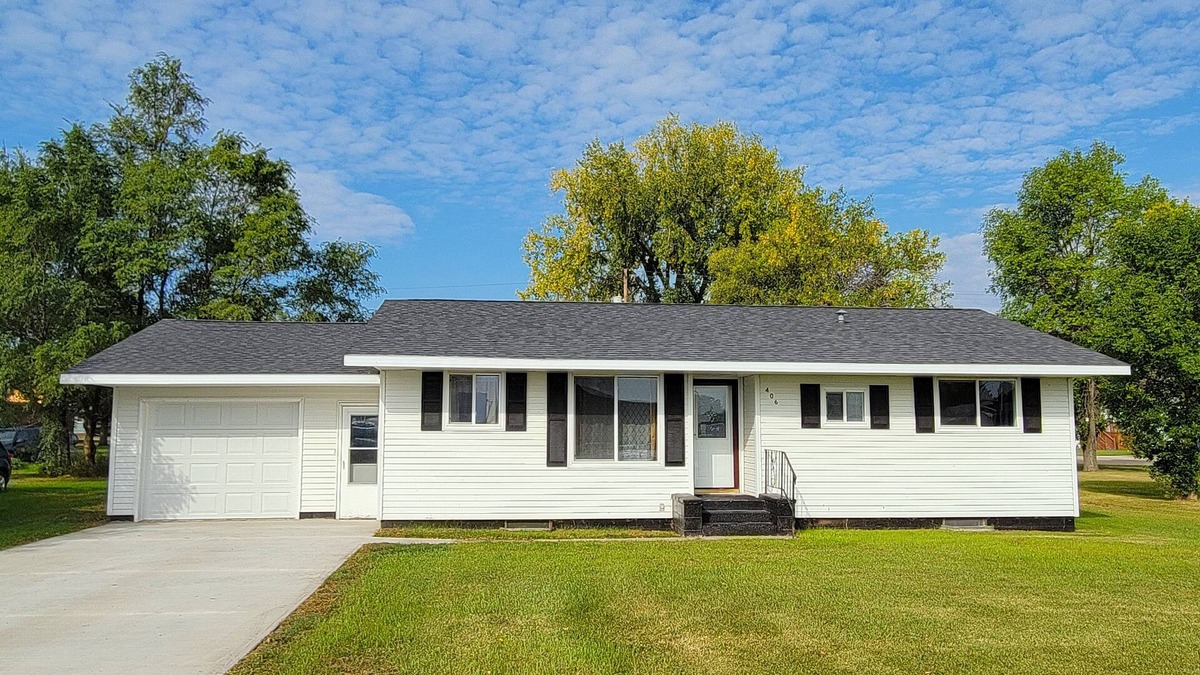 LaMoure House | Fully furnished, newly remodeled house with heated attached garage.
