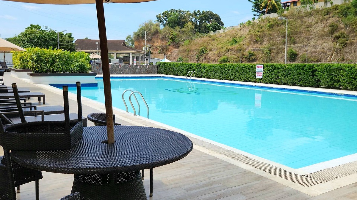 Cagayan de Oro Condo | Fully furnished with Self check in, Pool & Netflix at One Oasis Condominium CDO