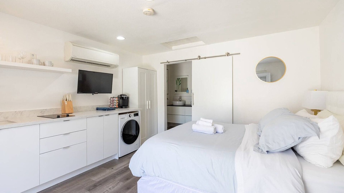East Sacramento Apartment | Fully Furnished Studio in East Sac/Steps Away from Several Hospitals