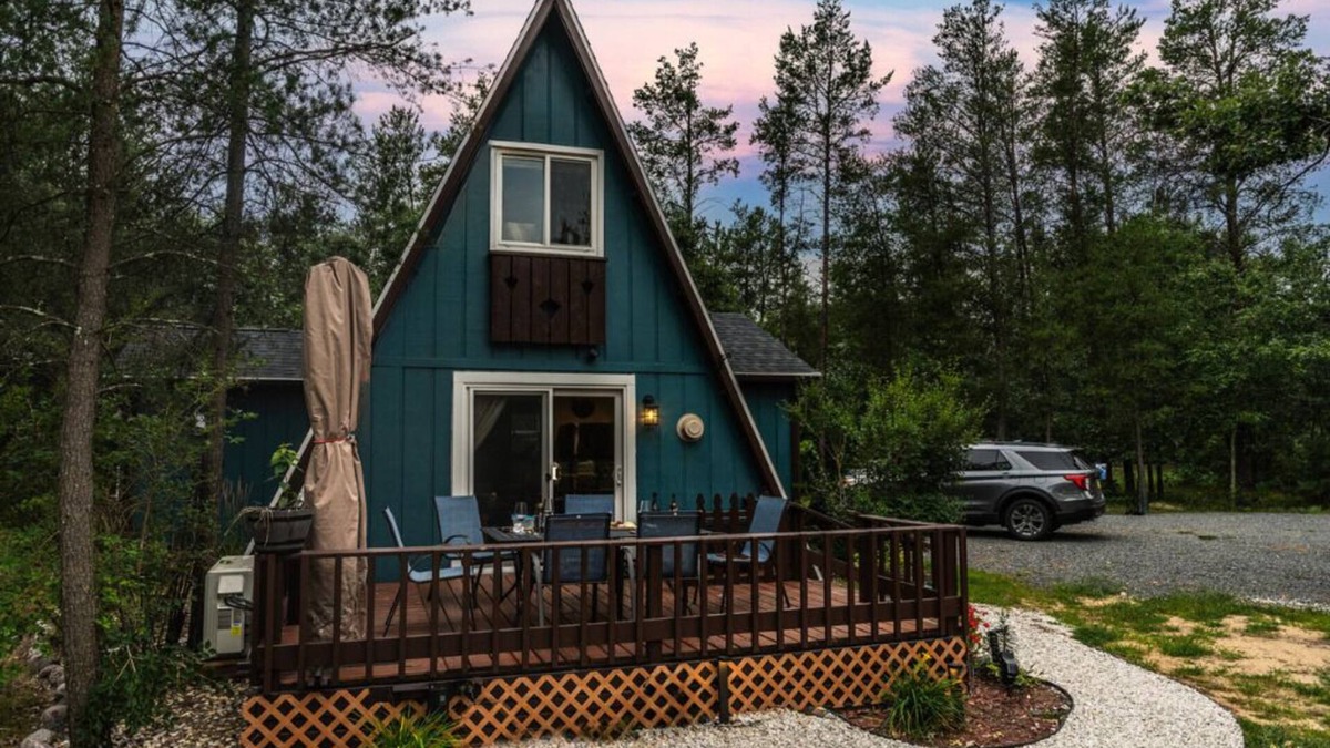 Friendship Cabin | Fully Loaded Cabin, Coffee Bar, NEW Hot Tub, Epic Firepit, Close to the Dells