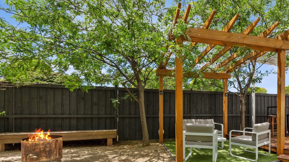 East Geelong House | Fully refurbished gorgeous home, central location, 2 bathroom & outdoor fire pit