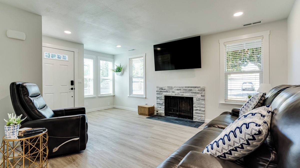 Central Oregon House | Fully Remodeled 2 Bedroom Home! Fantastic Central Location!