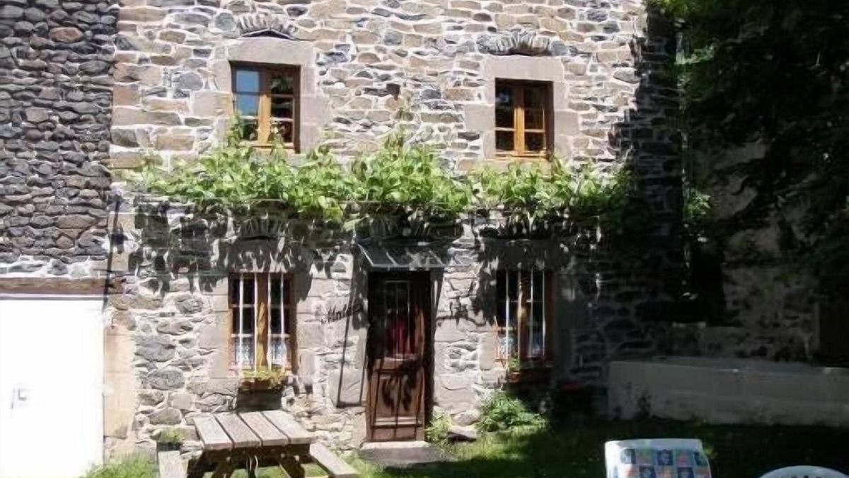 Chavaniac-Lafayette House | Fully renovated house (2003) with fenced et shaded courtyard 1km from stores