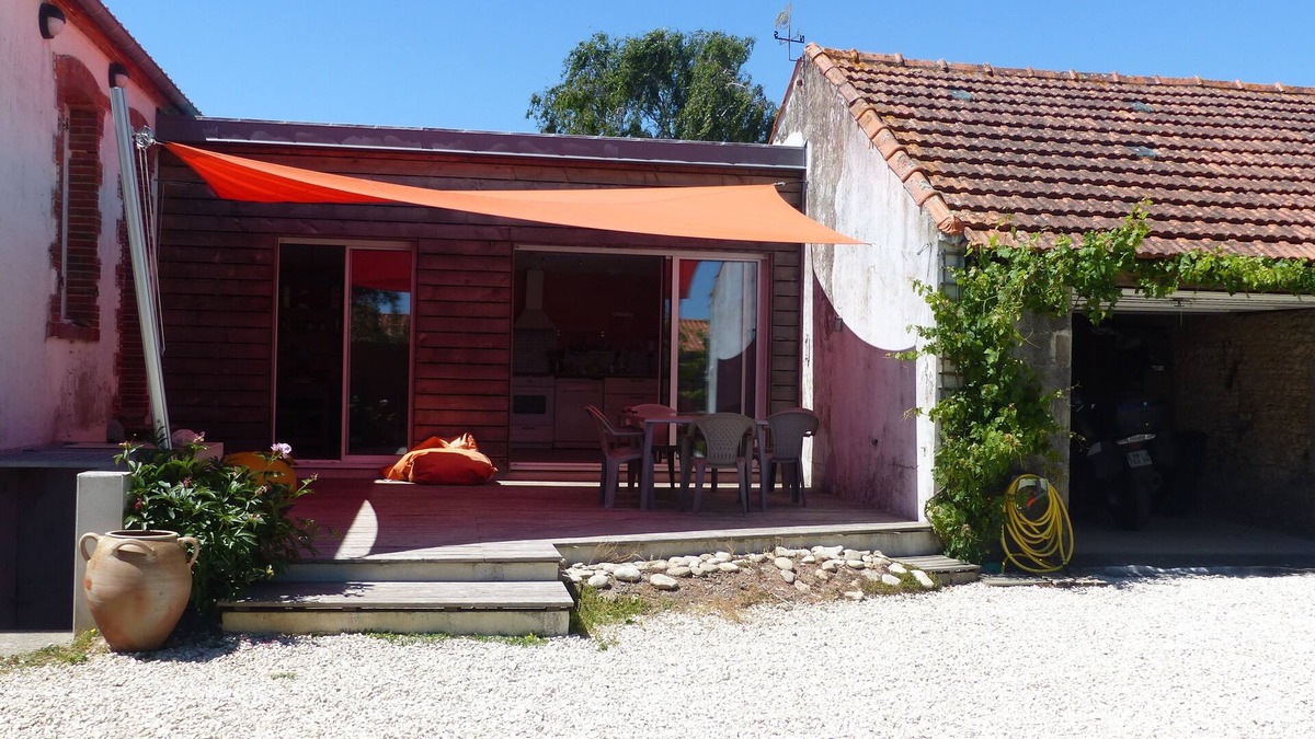 Longeville-sur-Mer House | Fully renovated house on large enclosed courtyard near the sea.