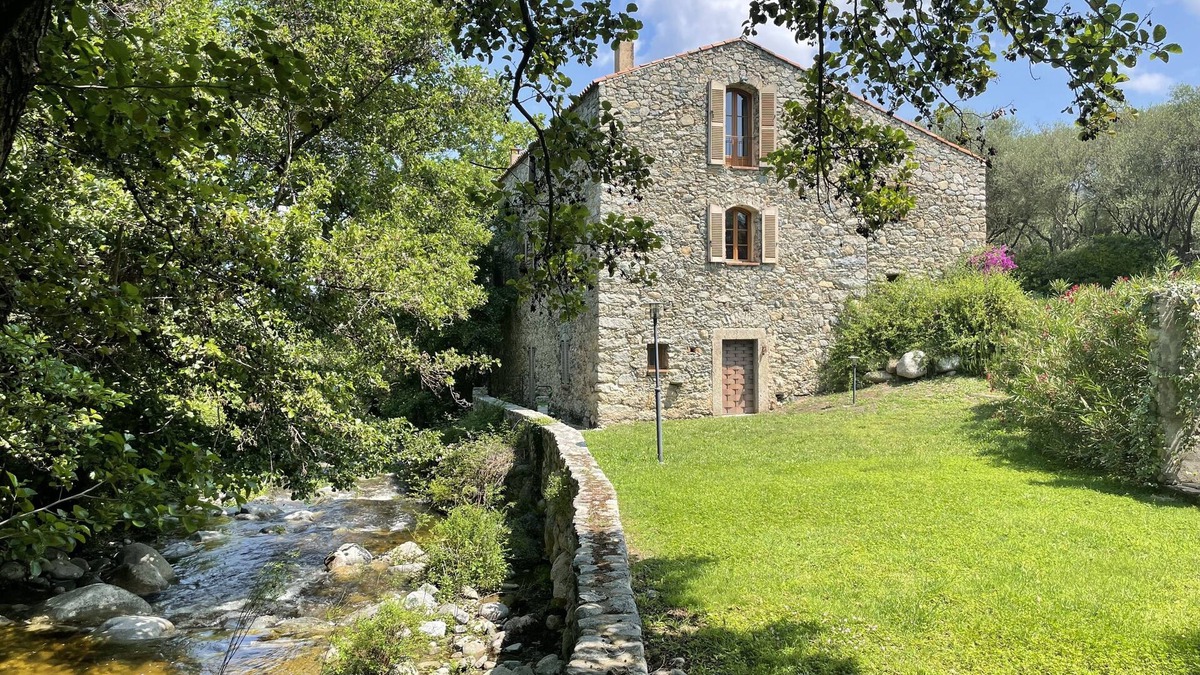 Lama House | Fully renovated 18th century mill for rent, 15min from the sea