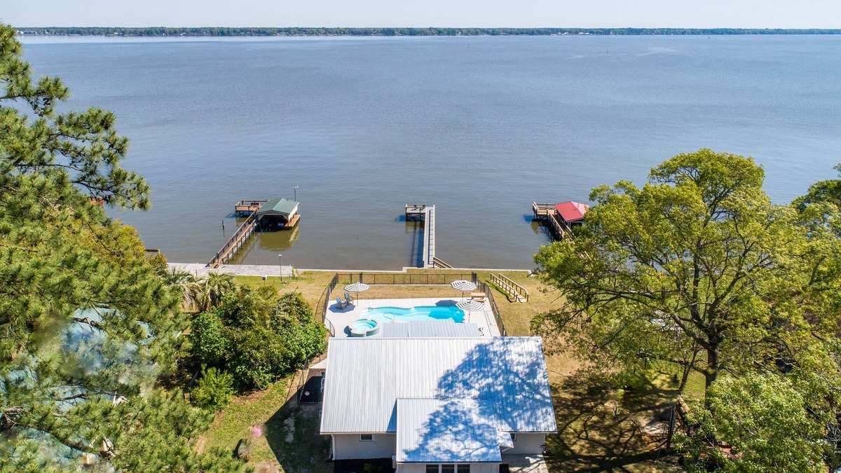 Santee House | Fully renovated 1959 lake front cottage. In-ground swimming pool and spa.