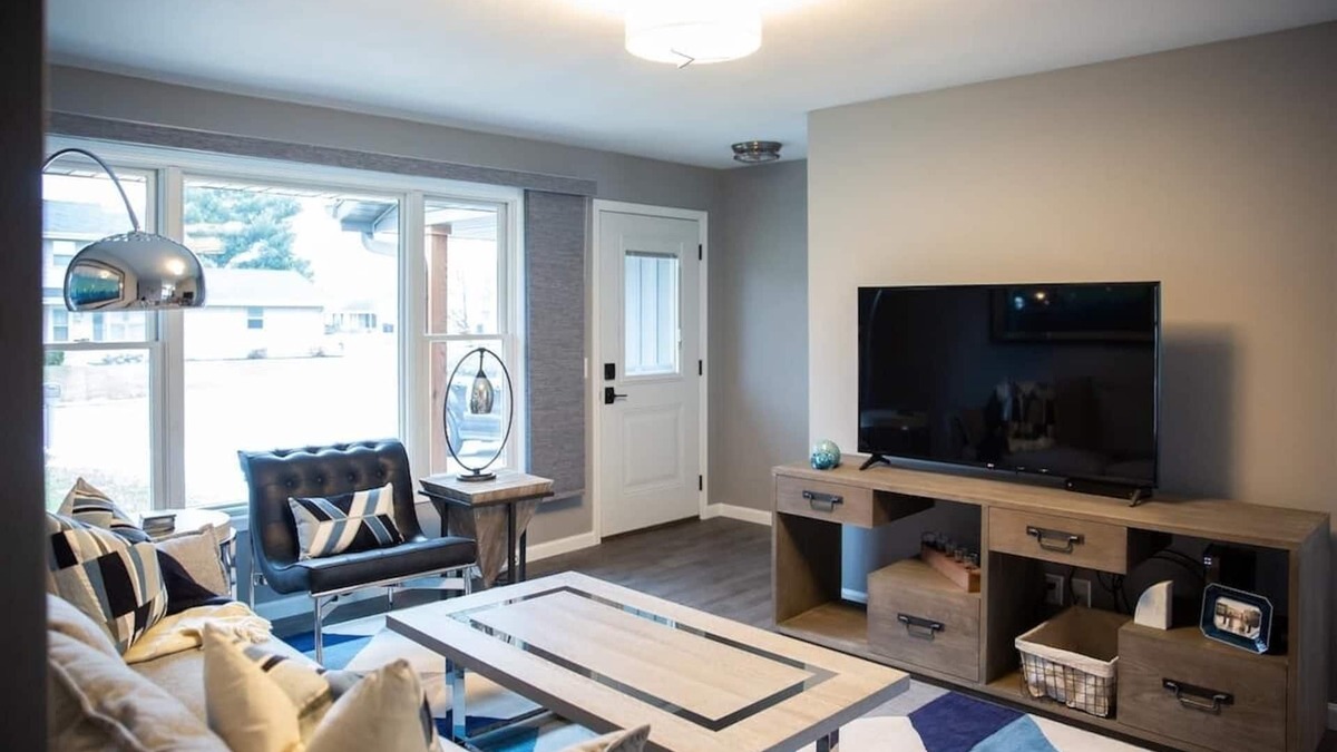 Janesville House | Fully Renovated 2BR 1BA Gorgeous Executive Home