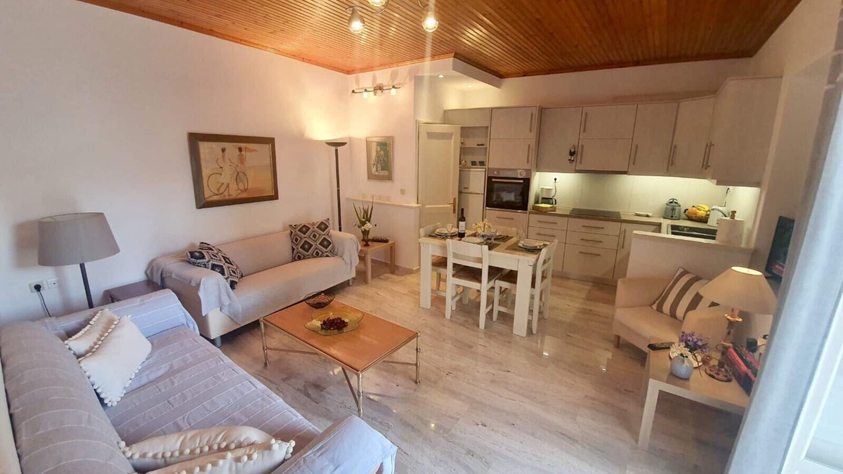 Hydra House | FULLY RENOVATED CHRISTIANA’s TRADITIONAL VILLA
