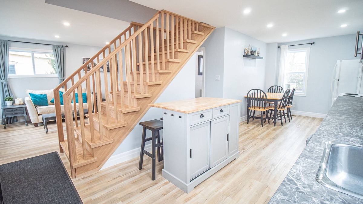 Kincardine Cottage | Fully Renovated Cottage on Queen, 3min walk from Beach and Downtown Adventures!