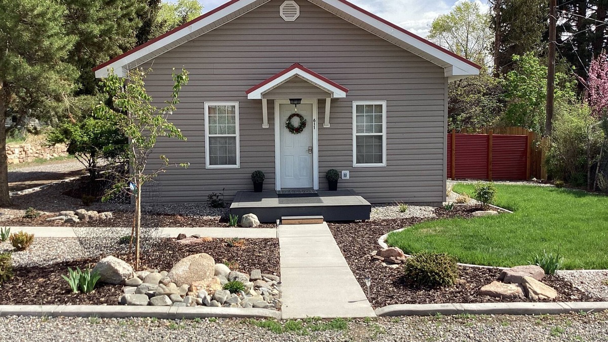 Salmon House | Fully renovated cozy home in the heart of Salmon! No cleaning fees!