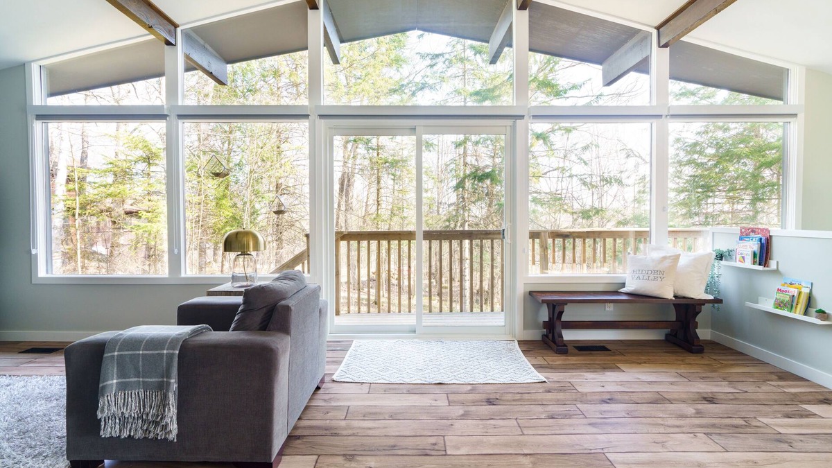 Huntsville Ski Chalet | Fully Renovated Muskoka Family Cottage | Swim, Golf, Hike, & Ski