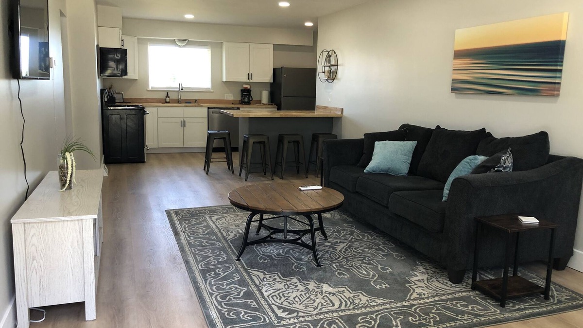 Acme House | Fully Renovated Peek-A-Boo Bayview Duplex-10 minuets from Downtown Traverse City