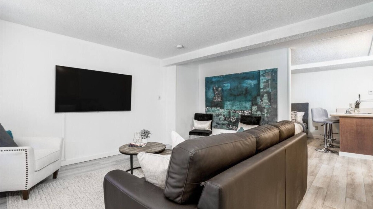 East Kootenay Condo | Fully RENOVATED Studio | Ski In/Ski Out: Closest Condo to Lift | Pool & Hot Tubs