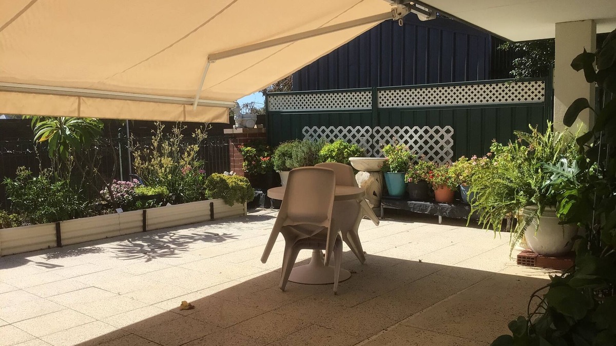 Jandakot Apartment | Fully Self contained spacious granny flat to rear of owners home.
