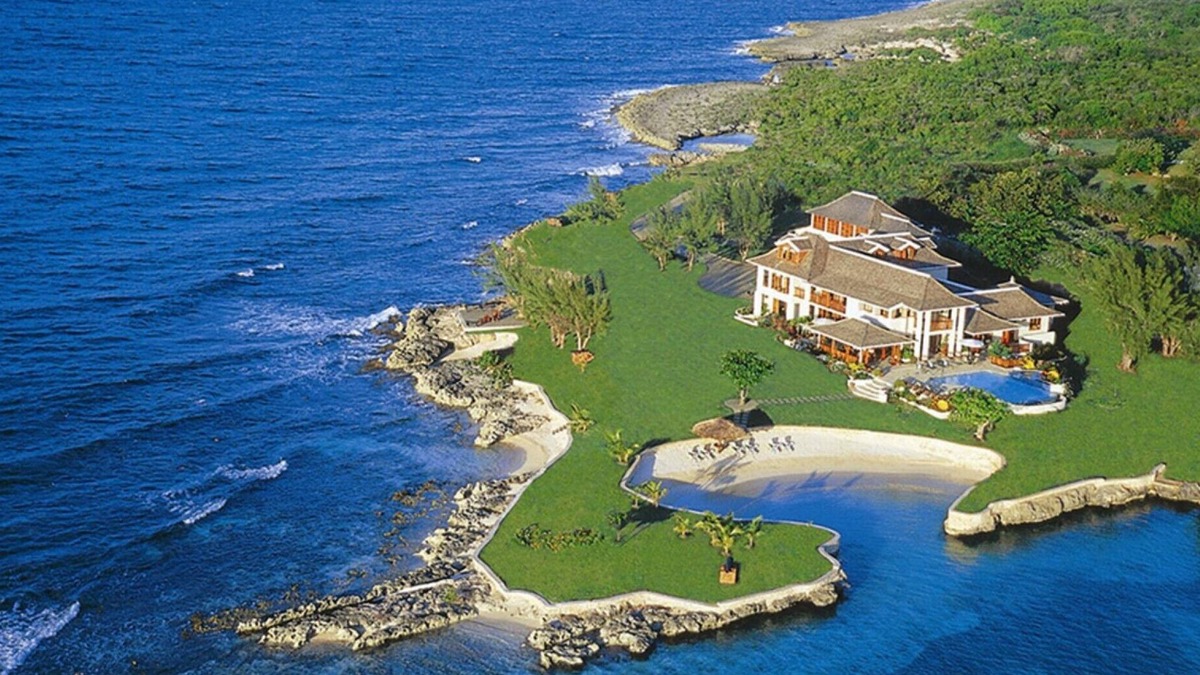 Discovery Bay Villa | Fully Staffed Luxurious 9 Bedroom Beachfront Villa in Discovery Bay.