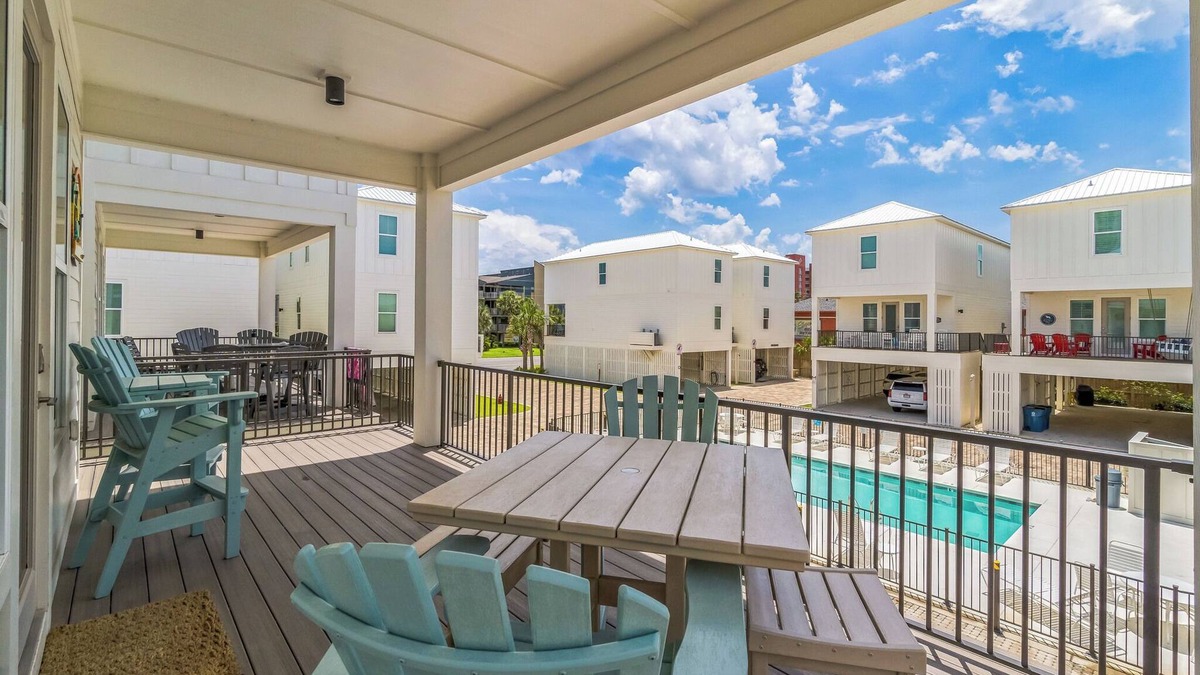 Gulf Shores House | Fully stocked 4bed/4bath beach house-steps away from direct access to the Gulf!