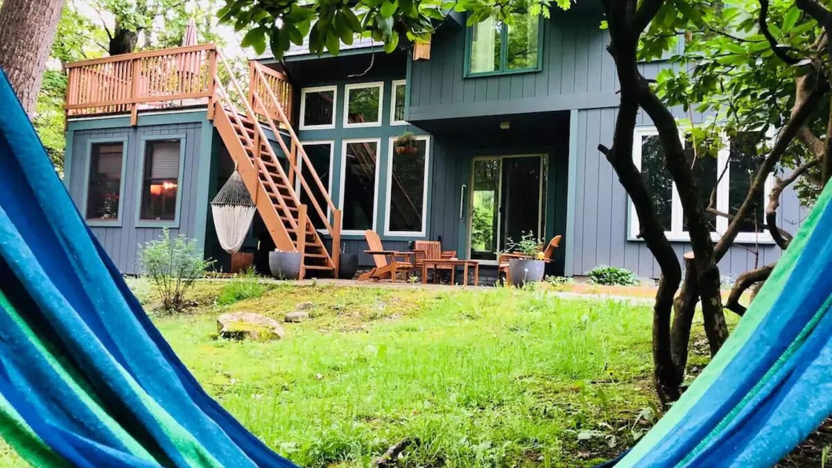 New Paltz House | Fully stocked creekside retreat with sauna and privacy