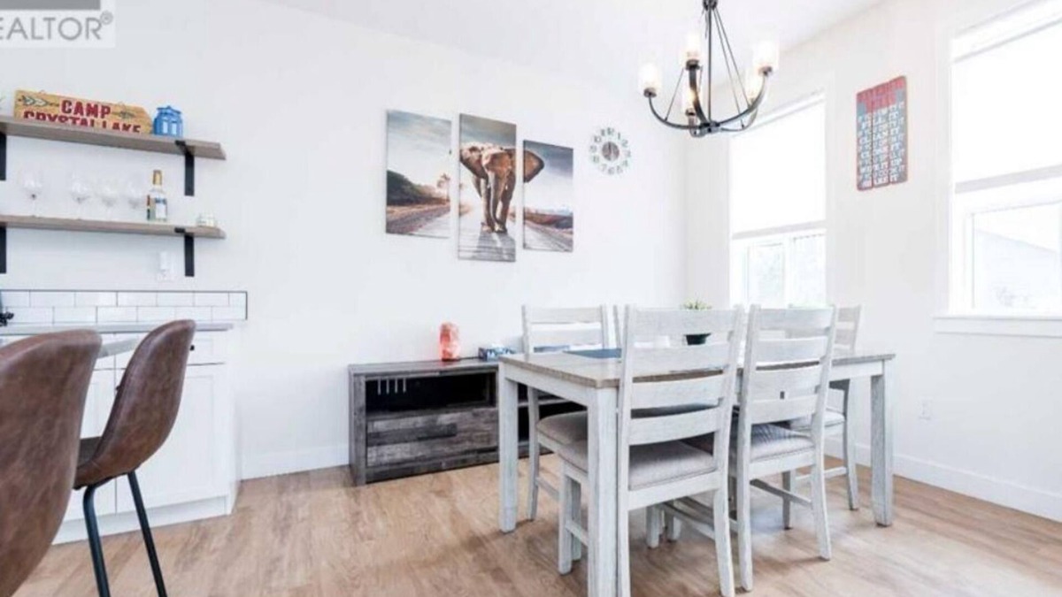 Grande Prairie House | fully stocked kitchen and pet friendly.