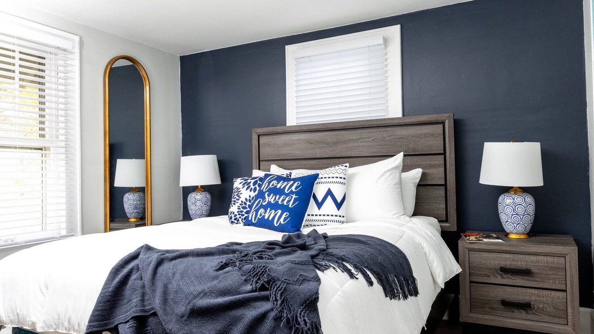 Cuyahoga Falls Apartment | Fully stocked Suite Dwntown Cuy falls! near cvnp and blossom. Sleeps 4