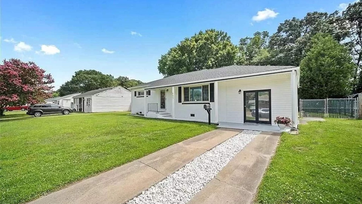 Newport News House | Fun Family and Pet Friendly 3 Bedroom Home Close to Everything