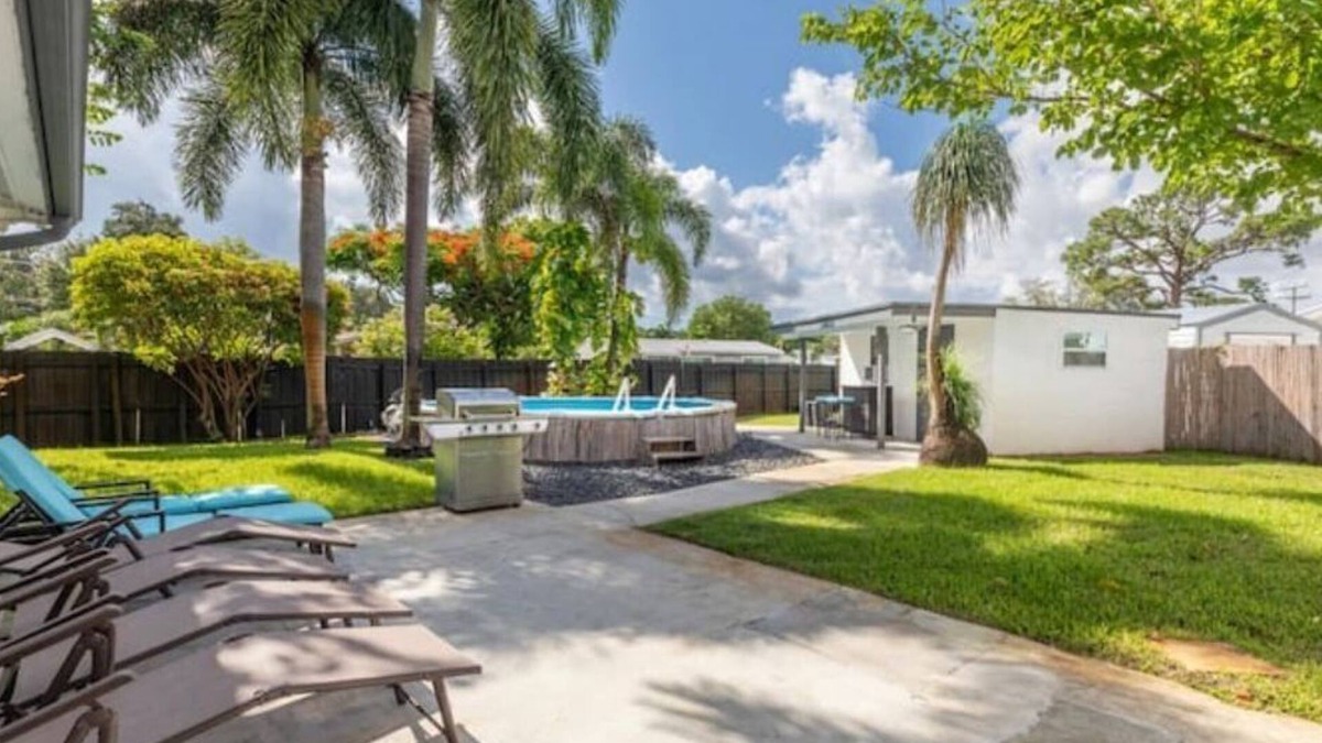 Fort Lauderdale House | Fun family oasis, minutes away from beaches w/game room & pool
