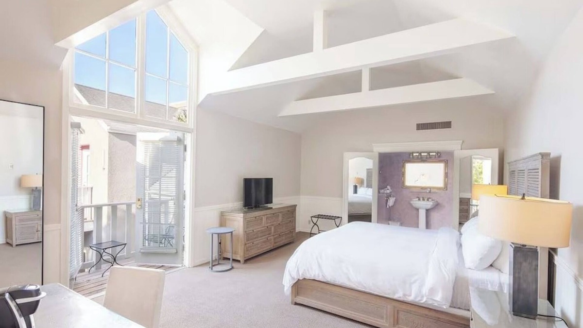 Santa Rosa Hotel | Fun-Filled Stay in Santa Rosa – Junior Suite Near Hiking, Wine Tasting + Dining