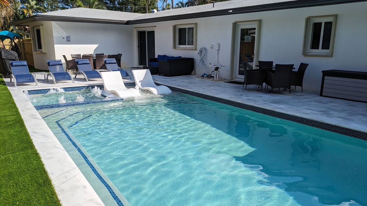 Coral Ridge House | "Fun"kadelic Flat! Shared Heated Pool n Spa! Beach 1.4 miles! Walk to Food n Fun