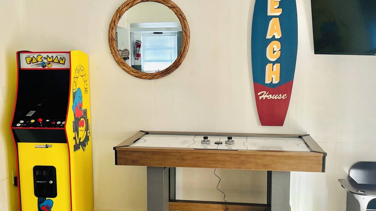 Driftwood House | Fun Kids Family Stay - FLL Cruise Guests & Airport! AirHockey-Arcade-Pool-Toys
