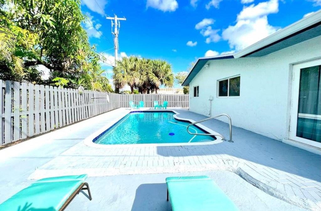 North Andrews Gardens House | Fun Pool Home with ping pong near Beaches and Airport